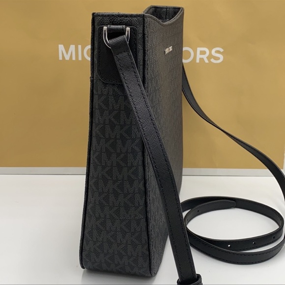 MICHAEL KORS LARGE MESSENGER BLACK SIGNATURE - Picture 4 of 16
